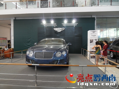 ★您好!敬請修改。▓D3)一輛藍(lán)色豪華賓利引起了兩位美女的駐足品鑒。(李勁松 攝).JPG