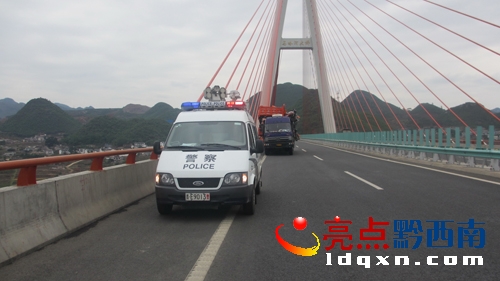 圖為高速交警用警車為貨車保駕護(hù)航.jpg