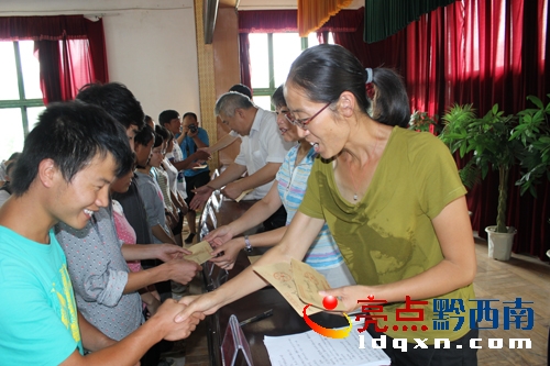 圖為<a href=http://m.accentonredwood.com/news/anlong/ target=_blank class=infotextkey>安龍縣</a>“金秋助學(xué)”助學(xué)金發(fā)放儀式現(xiàn)場(chǎng).JPG