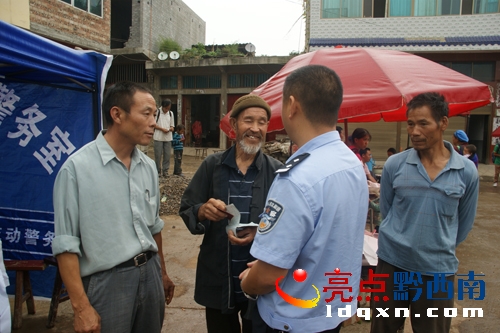 圖為老漢接過戶口本高興的面容.JPG
