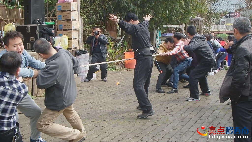 興義市教育局機(jī)關(guān)工會(huì)開(kāi)展慶“三八”婦女節(jié)文體趣味活動(dòng) (2).jpg