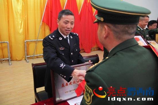 02李淞局長為獲獎單位頒獎.JPG