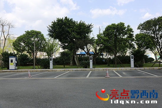 充電樁儼然成為興義一道亮麗的風景線.JPG