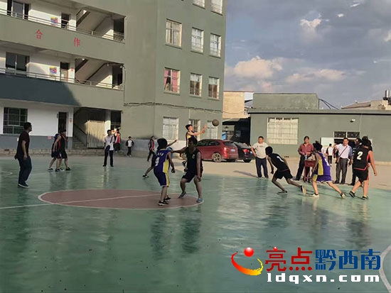 興義市豐都中學(xué)舉行春季學(xué)生籃球運(yùn)動會圖3.jpg