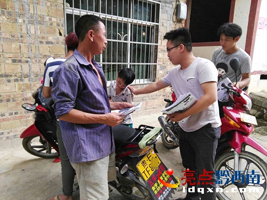 圖為安監(jiān)站工作員正在向機(jī)動(dòng)車駕駛員發(fā)放交通安全法律法規(guī)宣傳資料.jpg