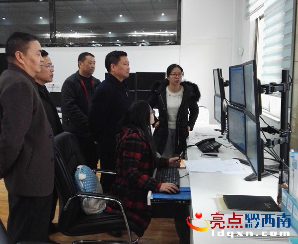 黔西南州副州長鄧修宇一行到州氣象局指揮調度抗凝工作.jpg