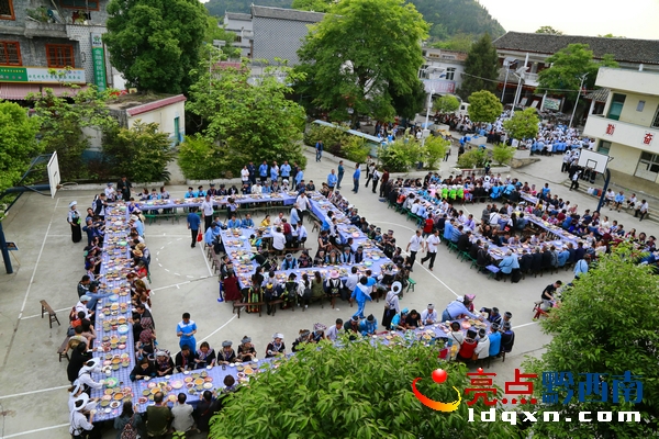 熱鬧的長桌晚宴 劉學(xué)蘭攝.jpg