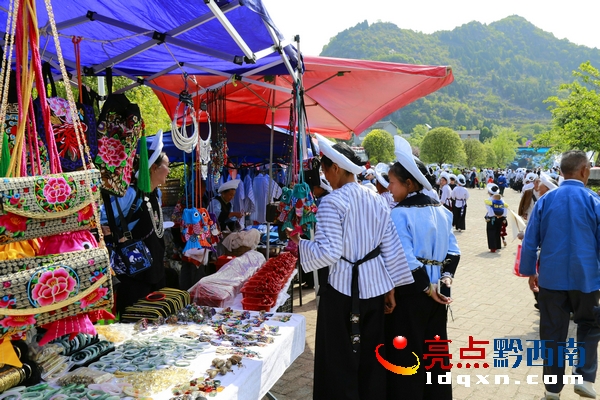 民族手工藝品 劉學(xué)蘭攝.jpg