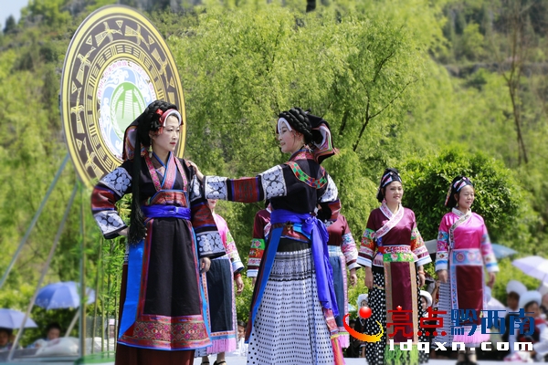 布依服飾展演1 劉學(xué)蘭攝.jpg